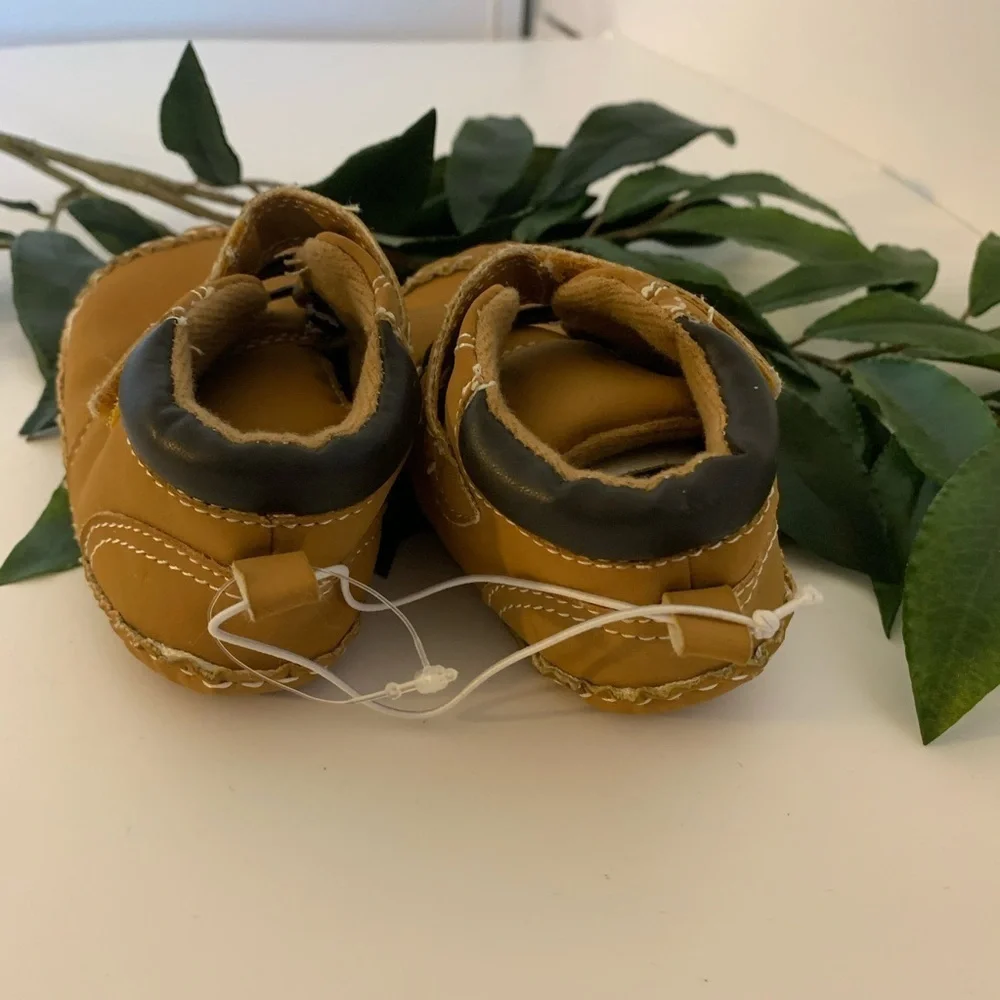 Koala Kids Swede Shoe! All sports on bottom!
